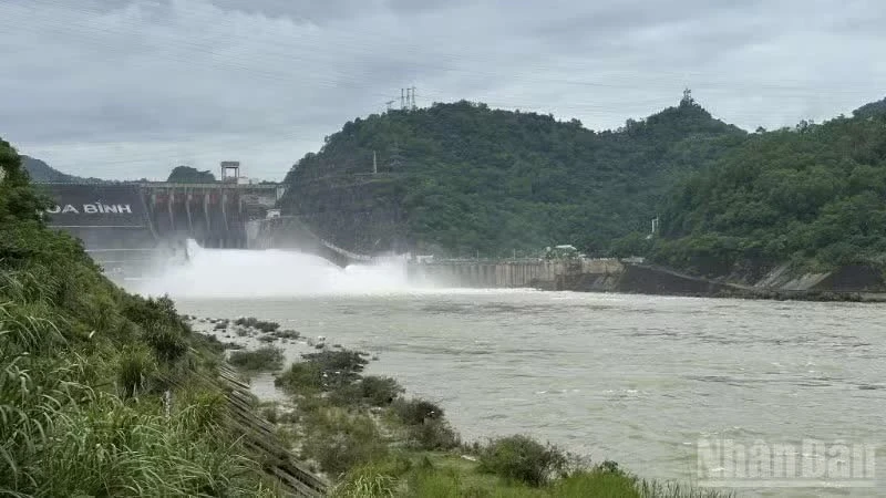Hoa Binh Hydropower Dam Opens Reservoir Outlet to Enhance Flood Control