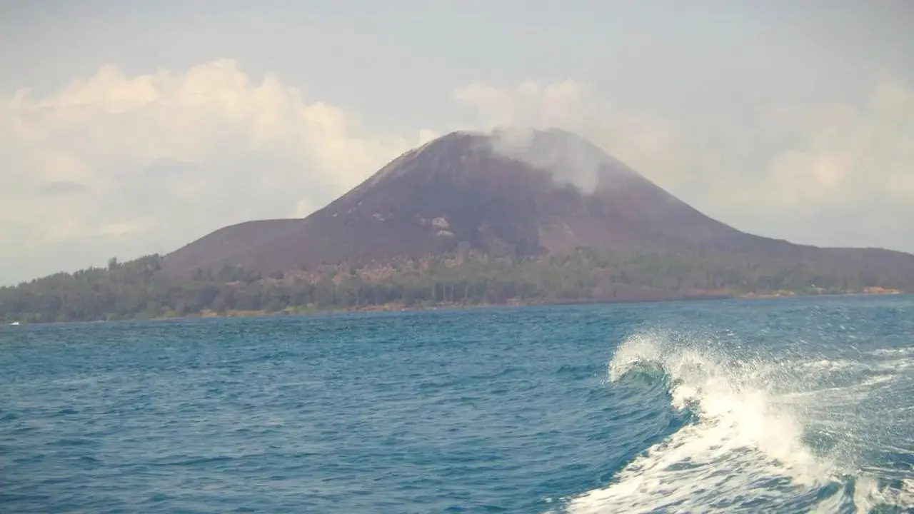 アナック・クラカタウ火山の噴煙、インドネシアを離れる見込み BMKG発表