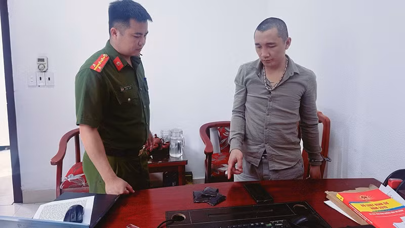 タインホア:5,000錠近くの麻薬を所持していた2人を逮捕