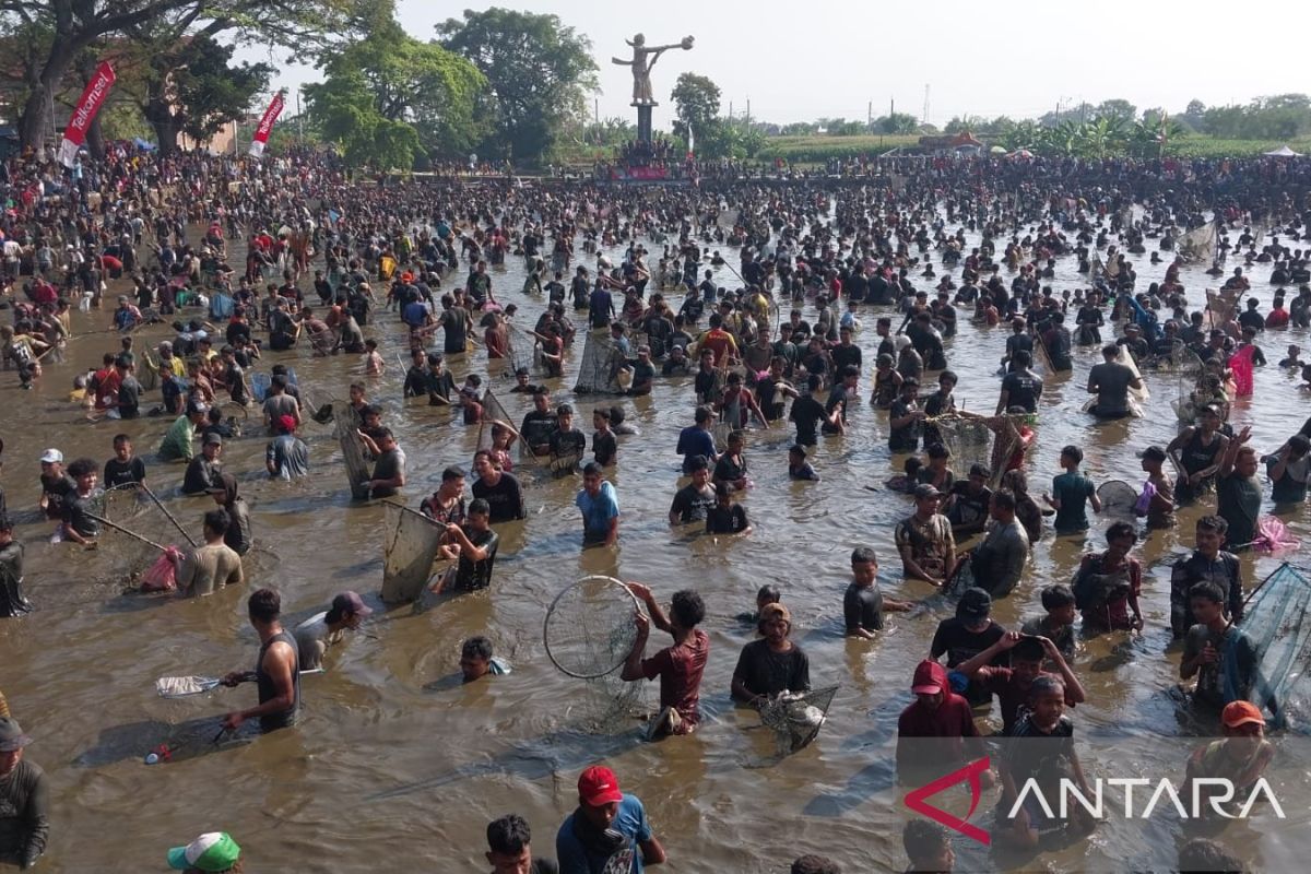 Thousands Join Fish Festival in Central Java Village, Boosting Tradition and Local Economy