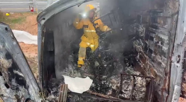 緊急!ローイエット地区で乗用バンが横転し、道路脇に落下した。車両全体が火災、ラオス人2人死亡、12人負傷