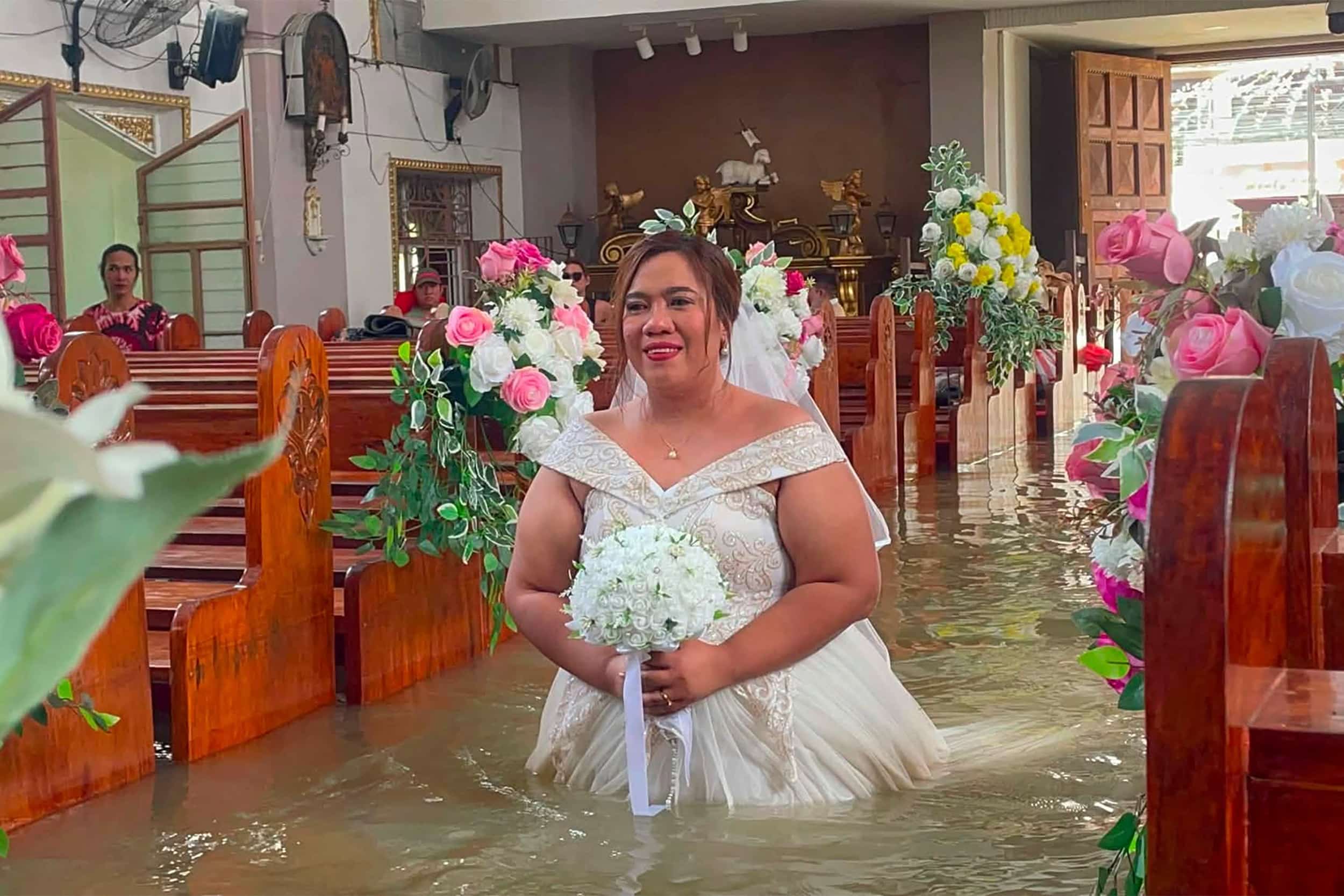 フィリピン、豪雨で水没した教会で結婚式 市民生活に影響広がる