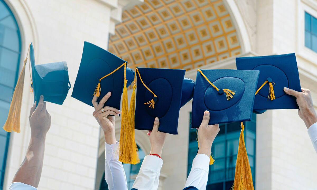 Vietnamese Graduate Invites Restaurant Owners Who Fed Him for Seven Years to Graduation