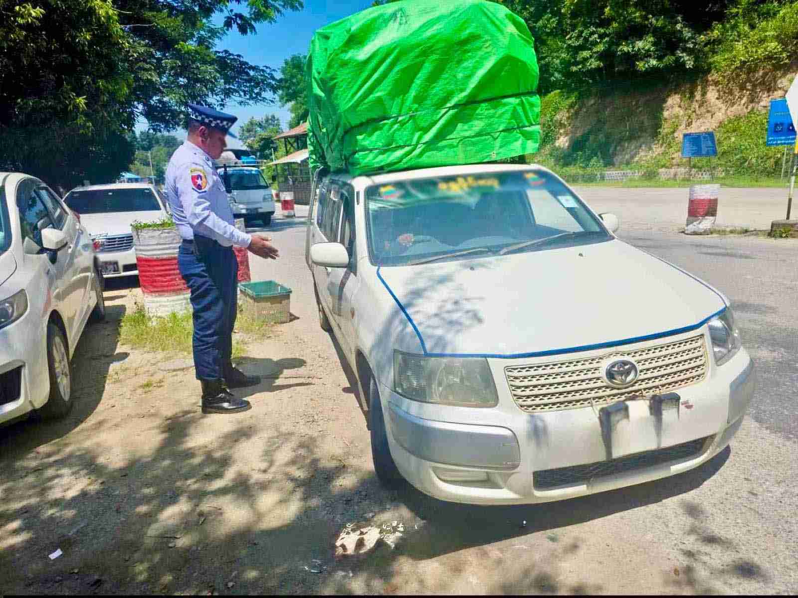 乗用車の屋根への荷物積載、10月1日から取り締まりへ