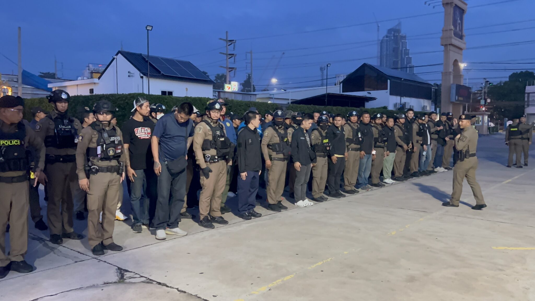 Pattaya Police Raid 10 Abandoned Buildings on Soi Thepprasit, Detain 24 Individuals