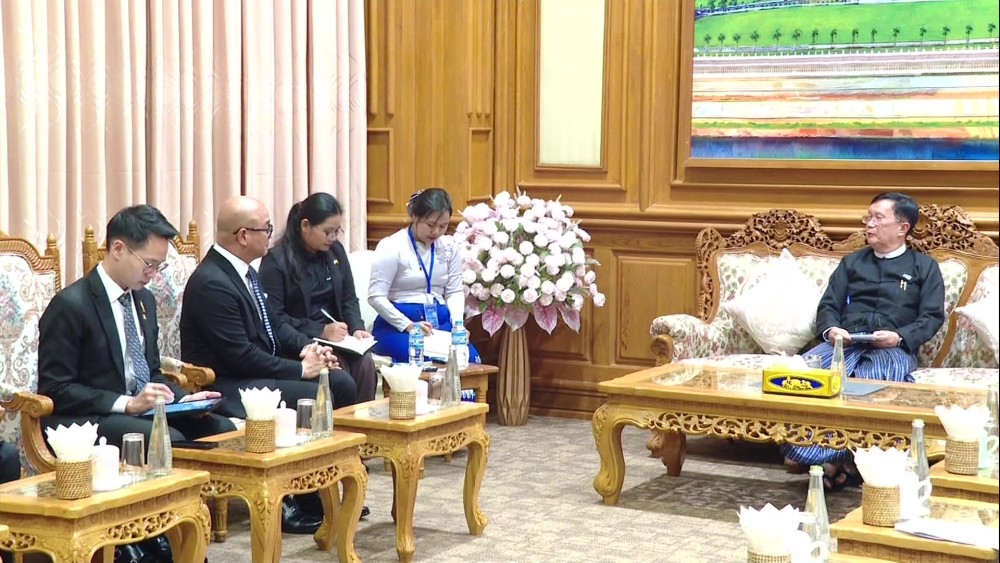 アウン・リン・ドゥ上院議長、タイ大使と会談