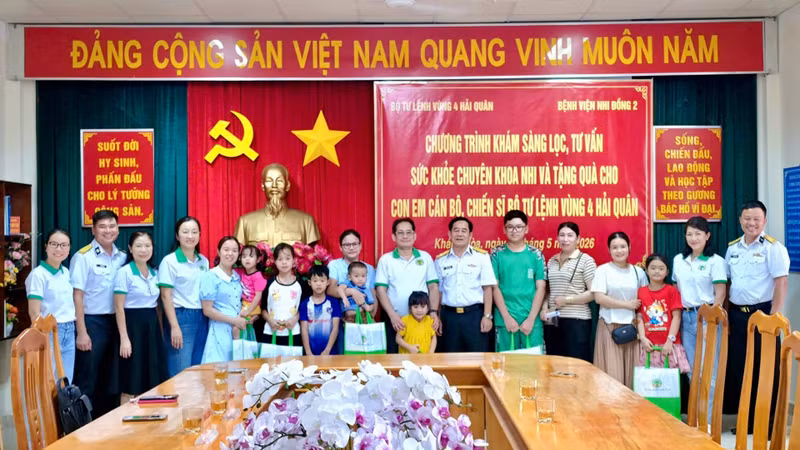 Children of Naval Officers Receive Health Check-ups from City's Children's Hospital 2