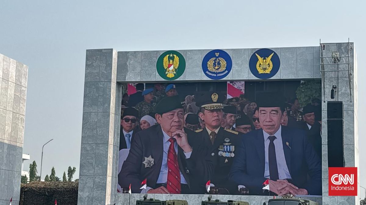Jokowi and SBY Seen Chatting Together at 81st TNI Anniversary Event