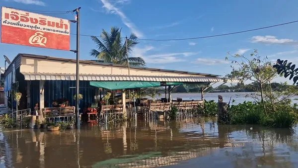 Chai Nat Residents Build 5km Sandbag Barrier Against Rising Chao Phraya River