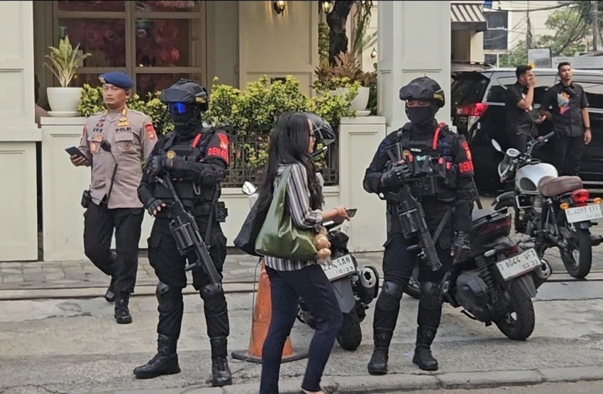 BRIMOB Armed Forces Guard Raid on Cafe and Money Changer in Cipete