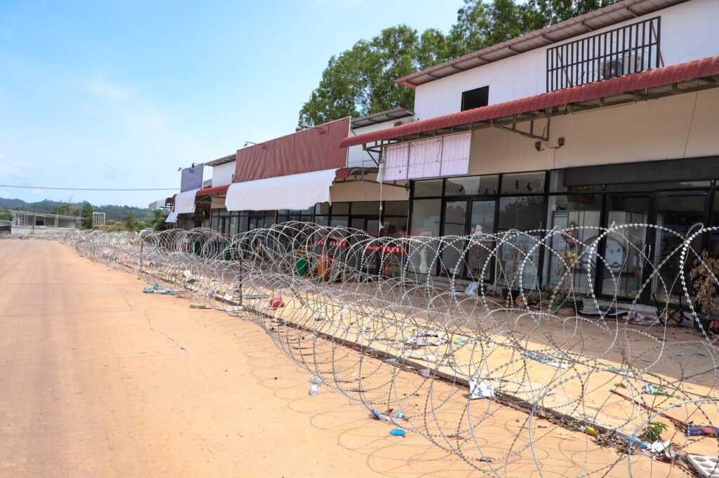 タイ国境封鎖、カンボジア避難民2万人超帰還できず