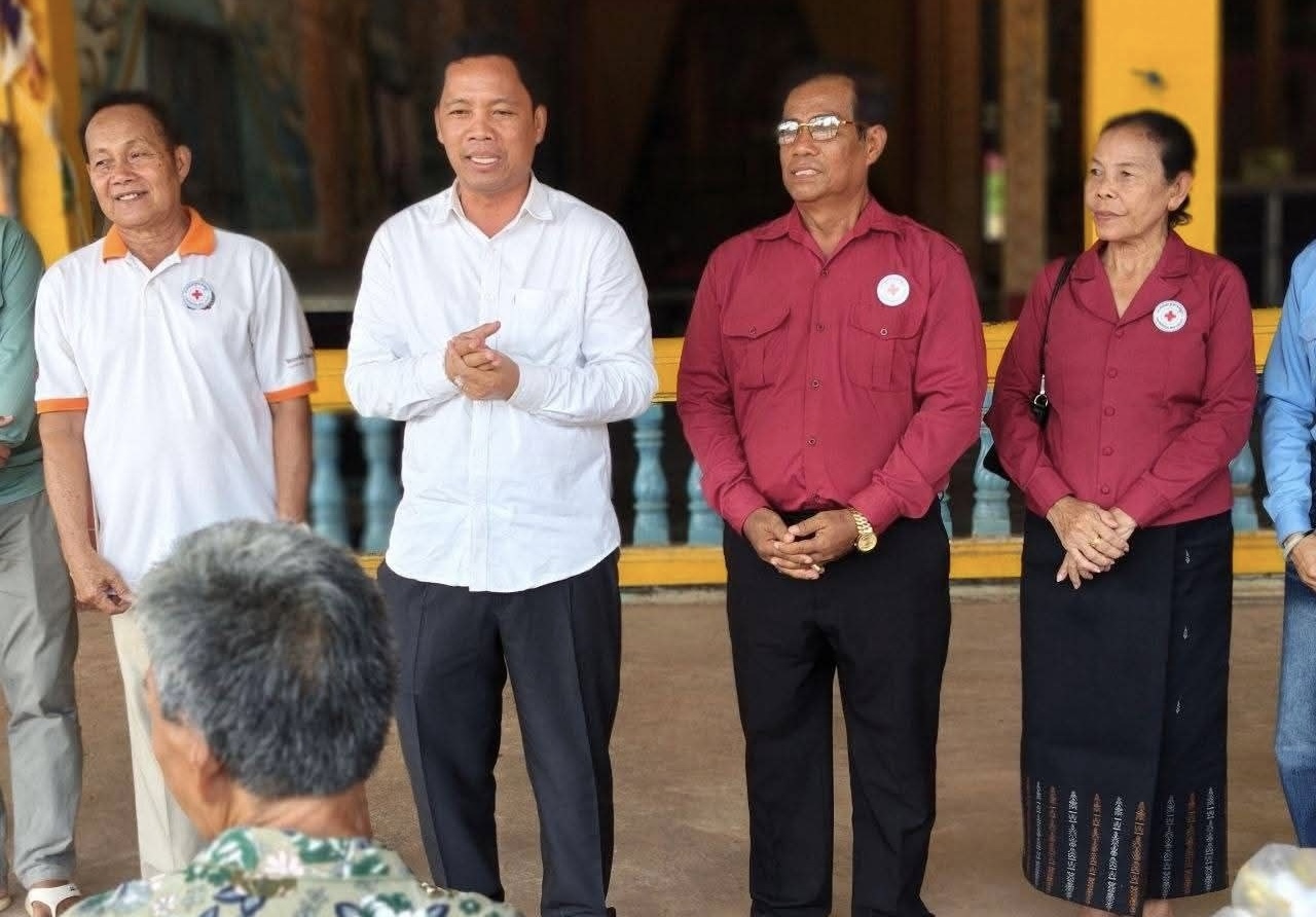 カンボジア赤十字、困窮家庭へ人道支援物資を配布
