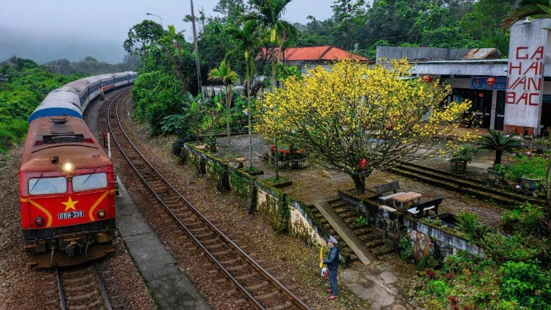 ベトナム鉄道、海雲峠で迷い込んだ女性乗客の救助活動を表彰