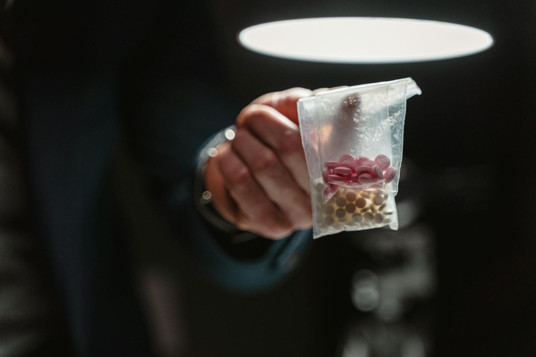 タイ国境で「性的薬物」10万錠近く押収、カンボジアから密輸か