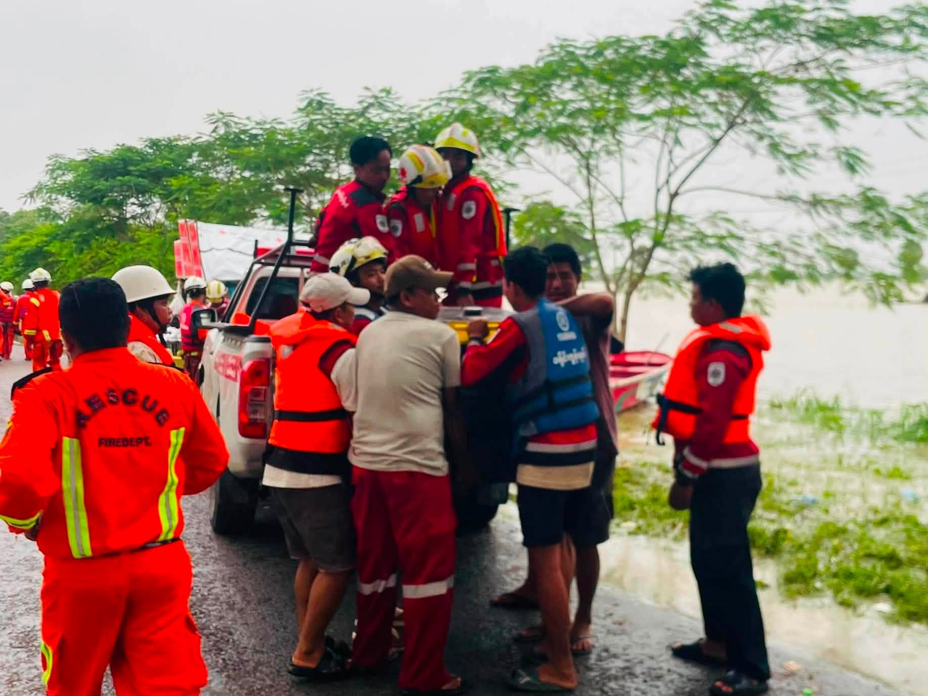 Flood victims and rescuers in Le Myo Na need to be aware of snake danger