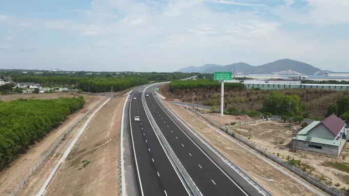 Tens of thousands of vehicles use Bien Hoa-Vung Tau Expressway in first 10 days