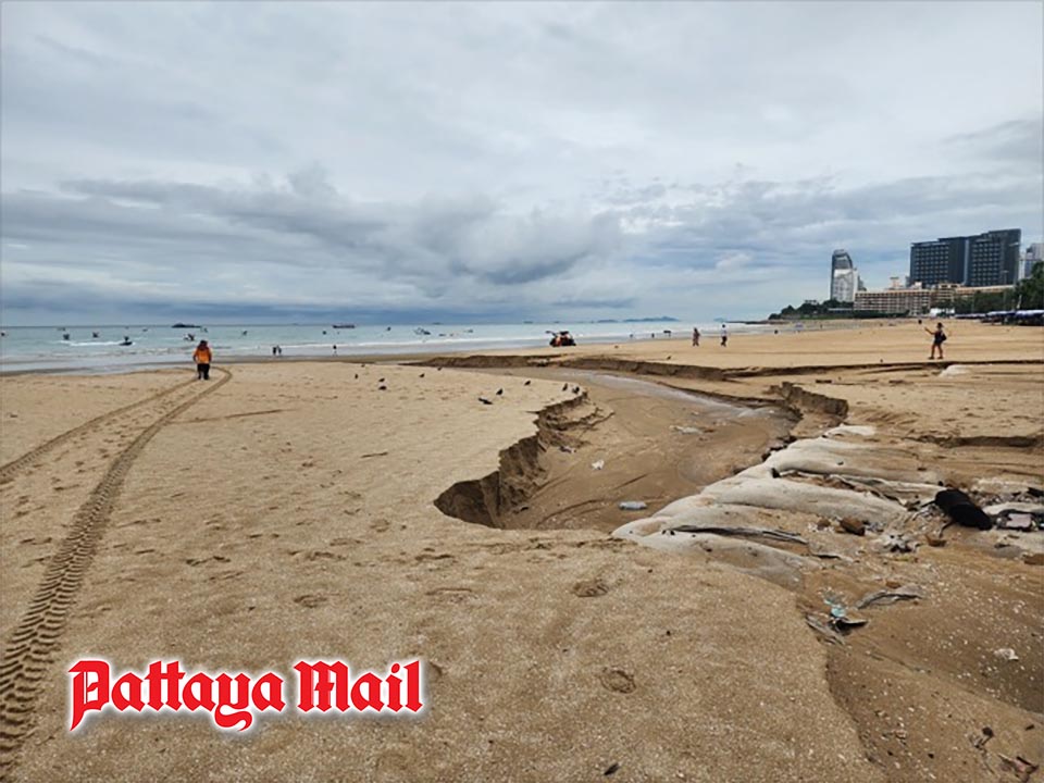 パタヤビーチ、豪雨による浸食・漂着物被害から復旧作業