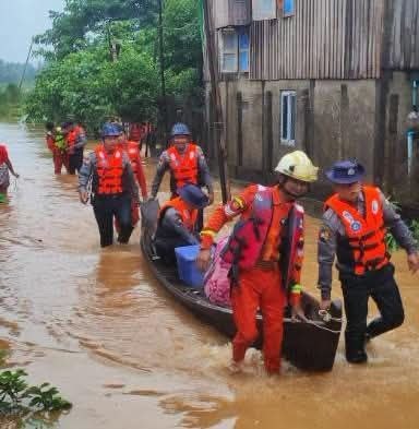 Residents assisted to evacuate due to flood in Shwekyin and Hpa-lin