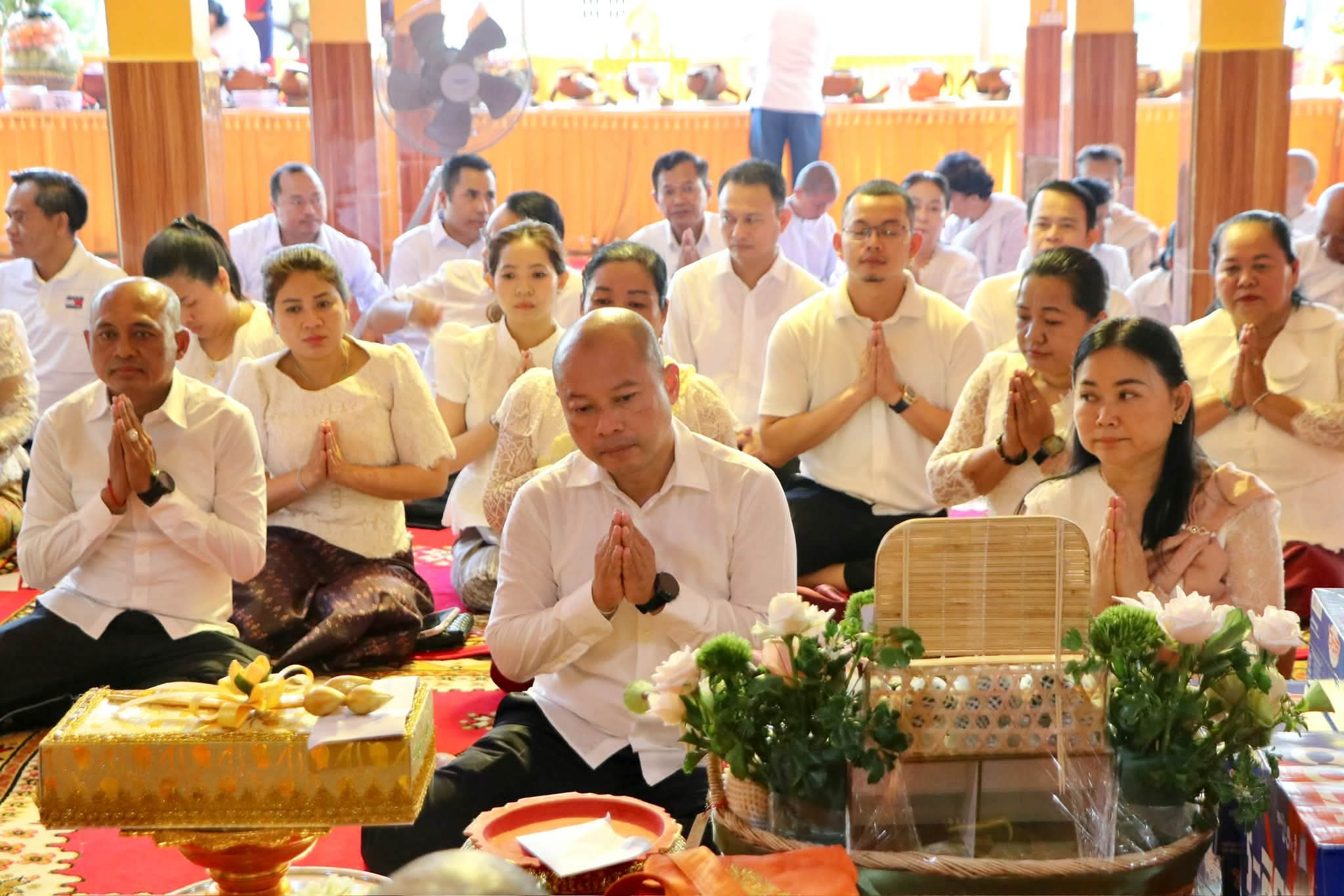 Svay Rieng Governor Visits Pagodas During Pchum Ben, Makes Donations