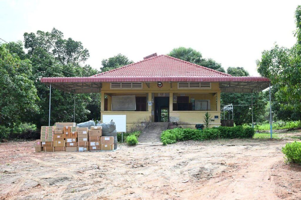 タイ軍による攻撃で破壊されたカンボジアの医療センター、住民の希望も打ち砕かれる