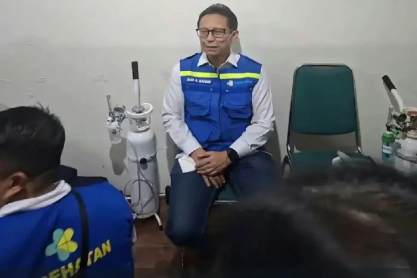 Health Minister's Oxygen Mask Photo During Borneo Visit Sparks Discussion