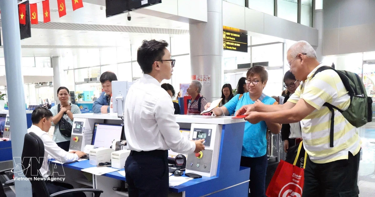 リエンクオン国際空港、国際線再開後初の便を歓迎