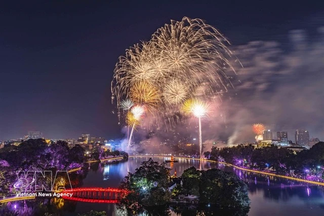 ベトナム、解放72周年を祝賀 花火でハノイの夜空を彩る