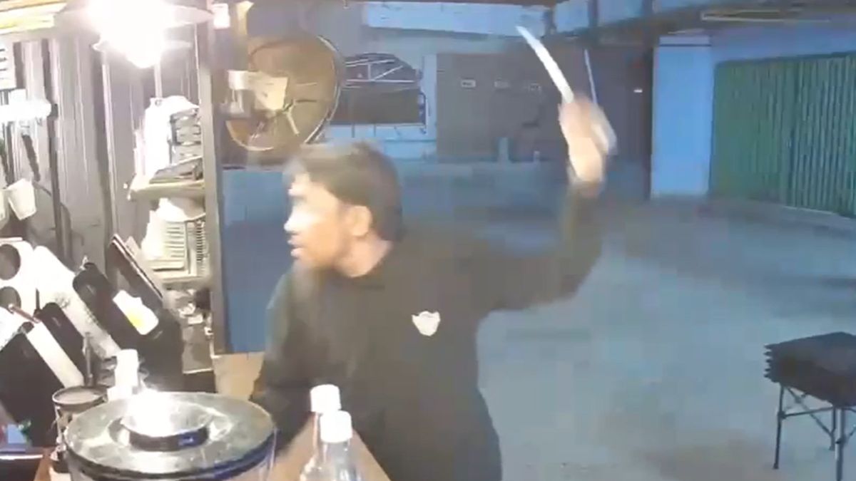 Viral Video: Suspected PPPK Teacher Threatens Coffee Vendor with Machete in Bima