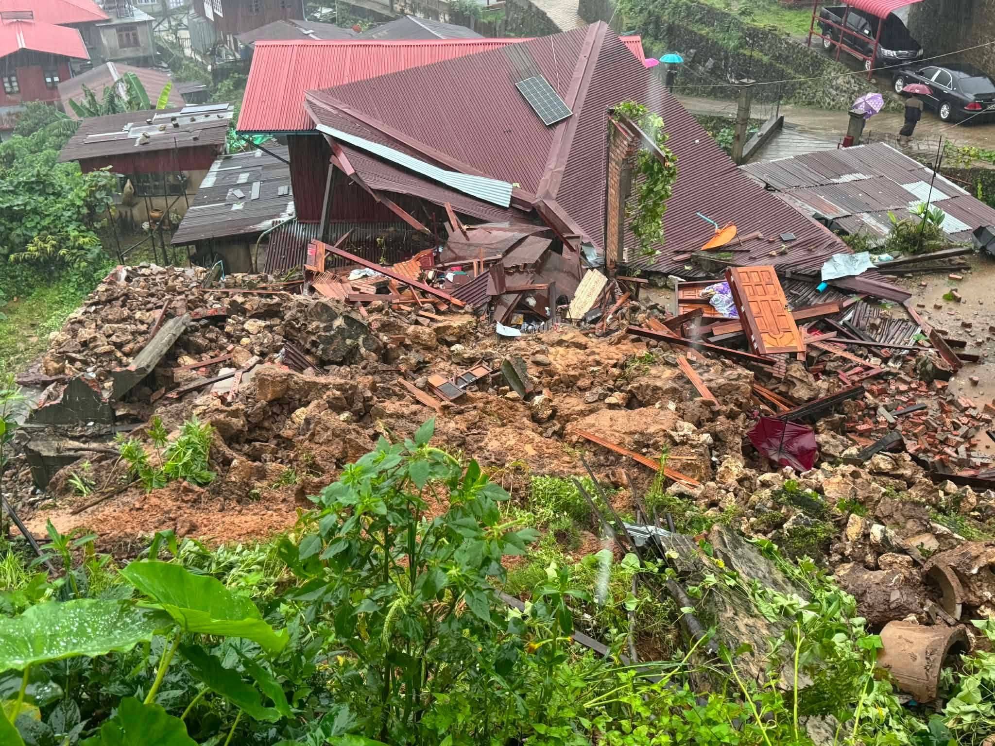 Retaining wall collapses due to heavy rains in Mogoke City, 3 houses damaged, 1 injured