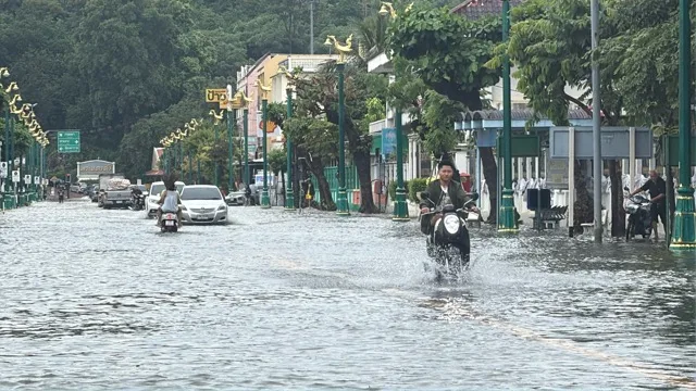 タイ・ペッチャブリ、6時間の豪雨で市内冠水 3つの地下道通行不能