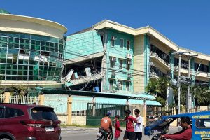 フィリピン南部でM7.8地震、津波警報発令、死者15人か