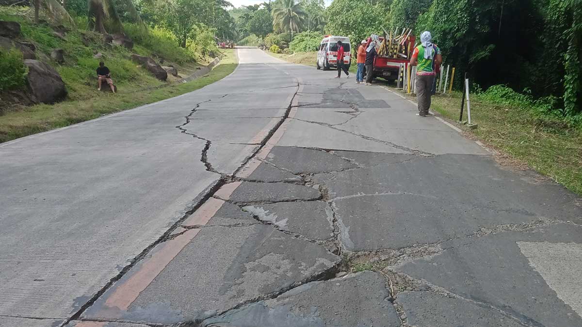 Bukidnon alternate road cracks, motorists warned of safety risks