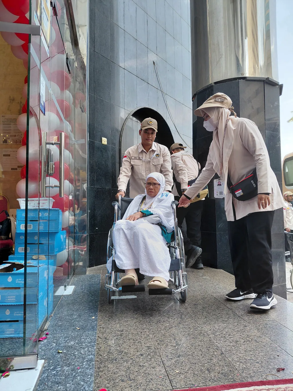 Indonesian Hajj Pilgrims Arrive in Makkah: Prioritizing Health and Rest Before Rituals
