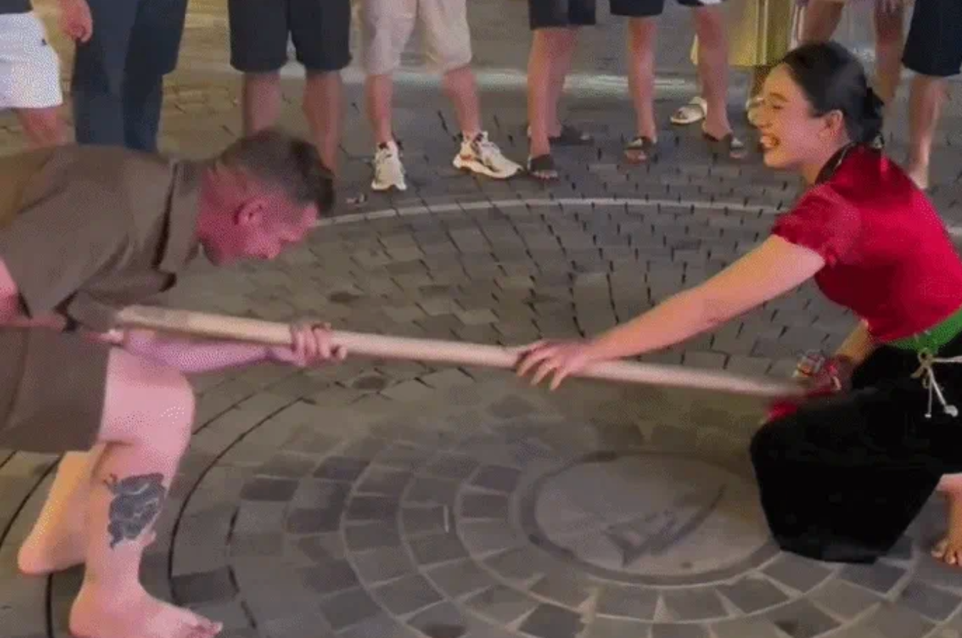 Foreign Tourist Outmatched in Traditional Vietnamese Stick Pushing Game