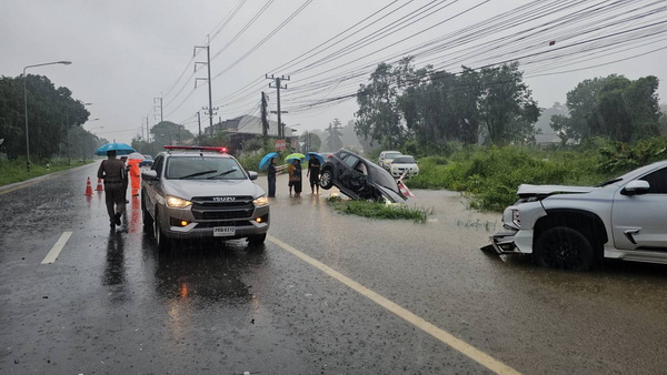 Nakhon Phanom Hit by Torrential Rain: 3-Car Collision, 1 Injured, Flooding Affects Homes
