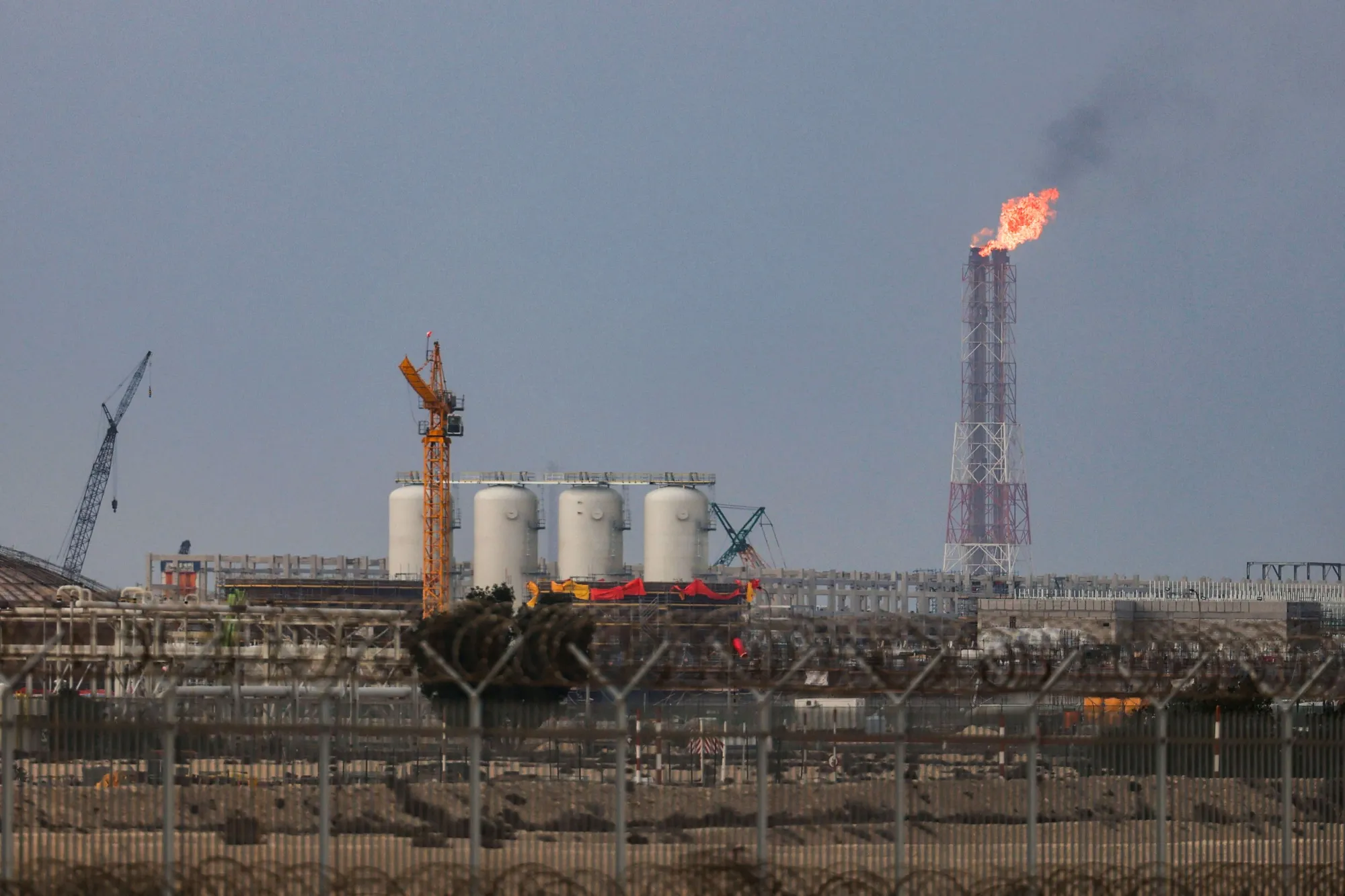 イランがカタールのLNG大型工場を攻撃、天然ガス価格が高騰