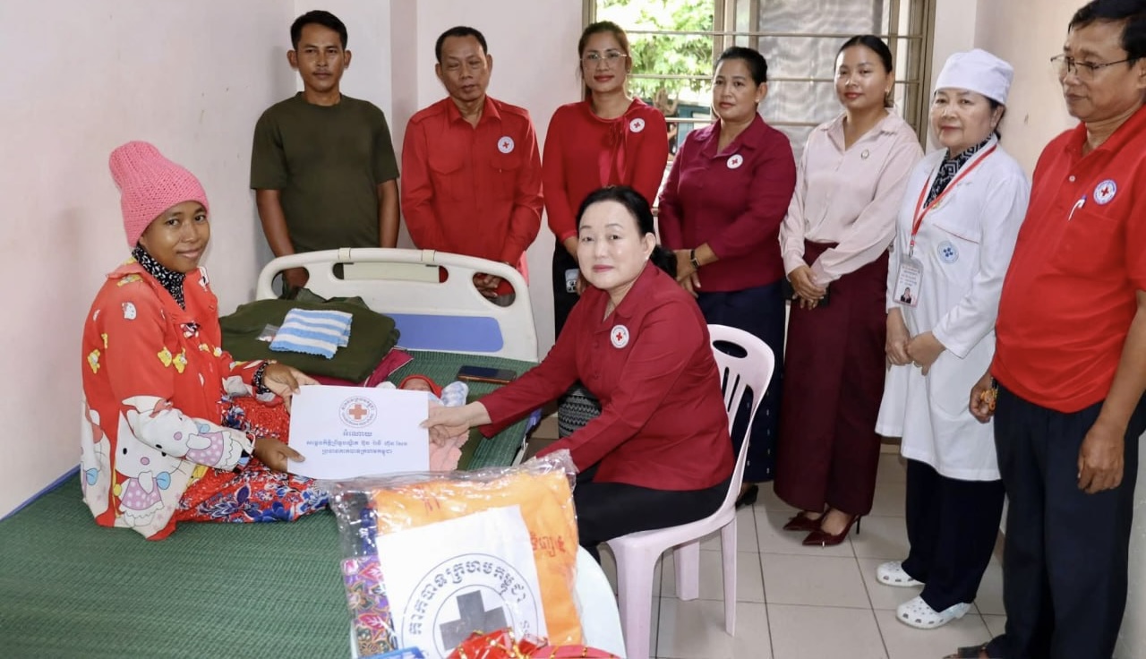 Cambodian Red Cross Visits Wife of Frontline Soldier and Newborn