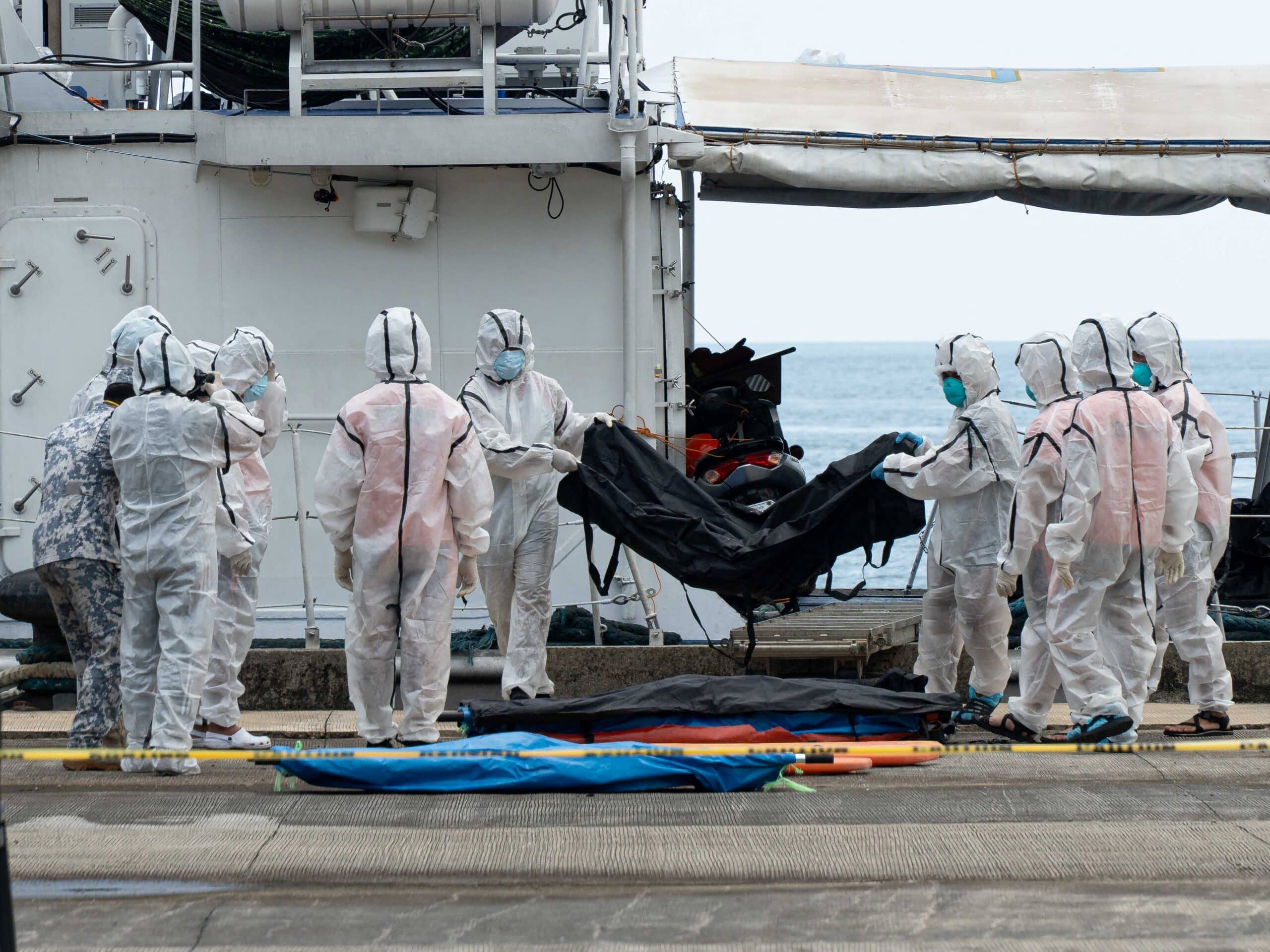 フェリー火災、死者76人に 遺体収容作業が難航