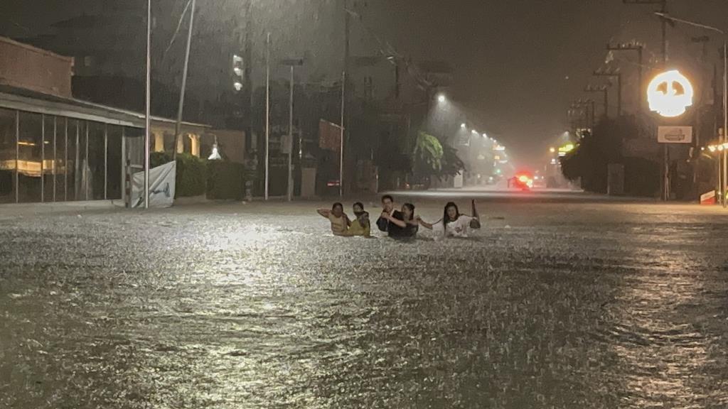 パタヤ、1時間超の豪雨で広範囲浸水 交通網に影響