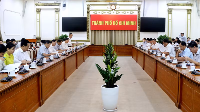Ho Chi Minh City Reviews Resolutions to Implement Urban Development Law