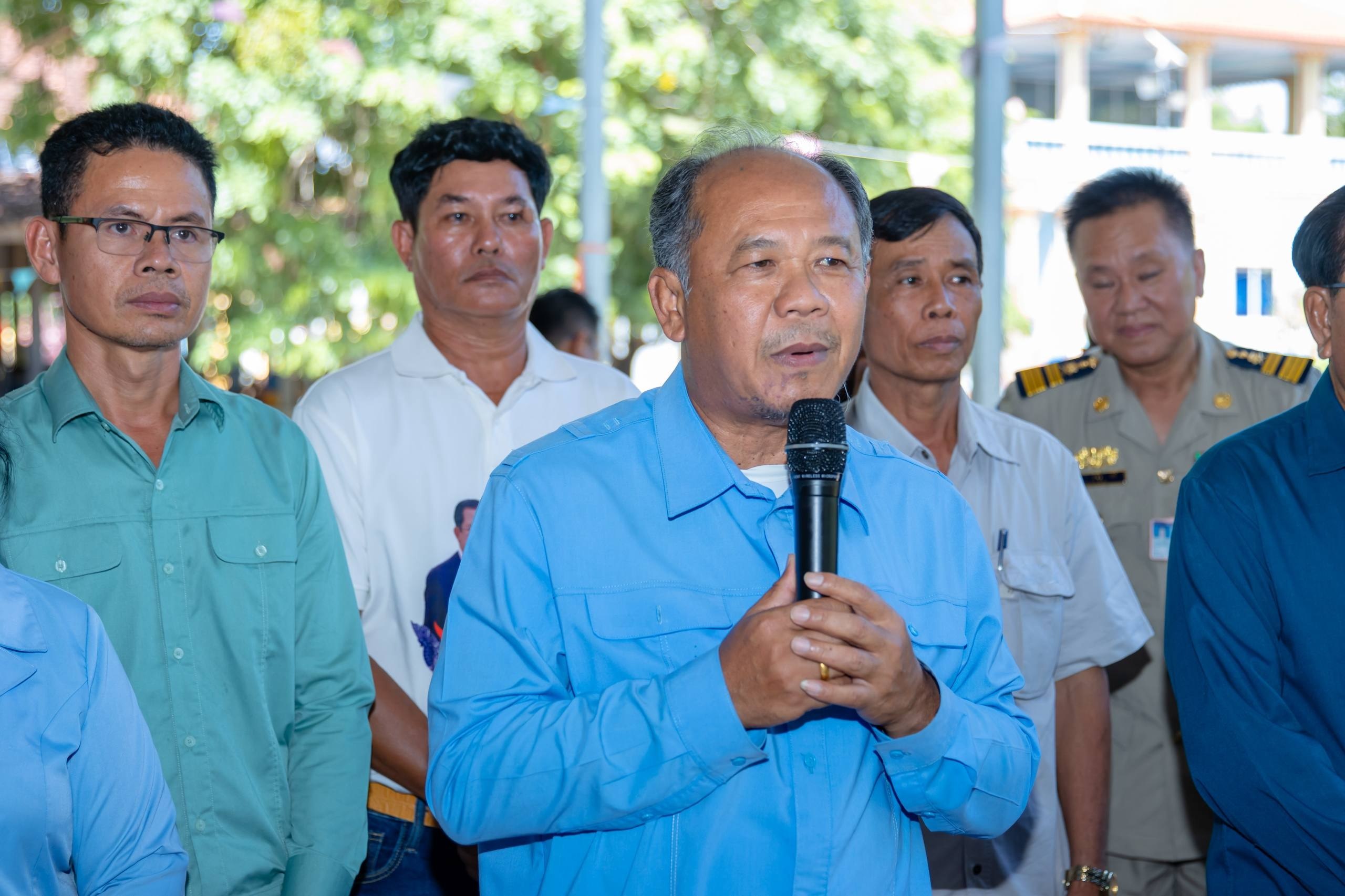 Cambodian PM Distributes Aid to Over 400 Needy Families