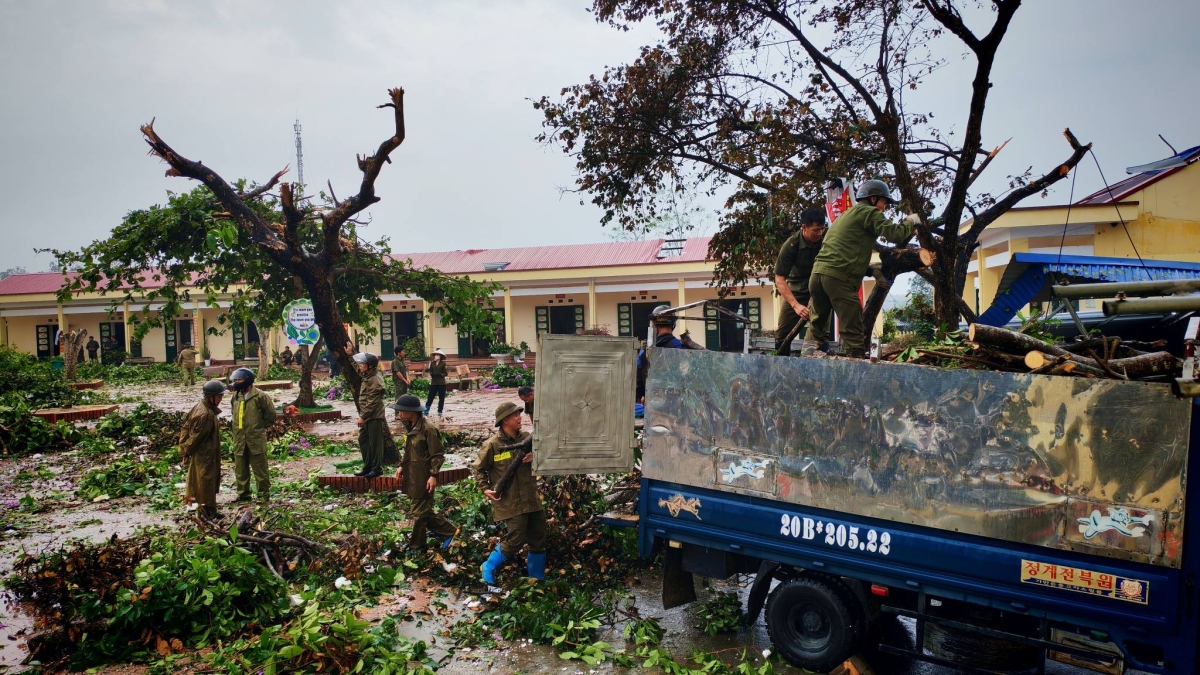 ベトナム北部で激しい暴風雨が発生、軍と警察が総出で復旧作業に従事