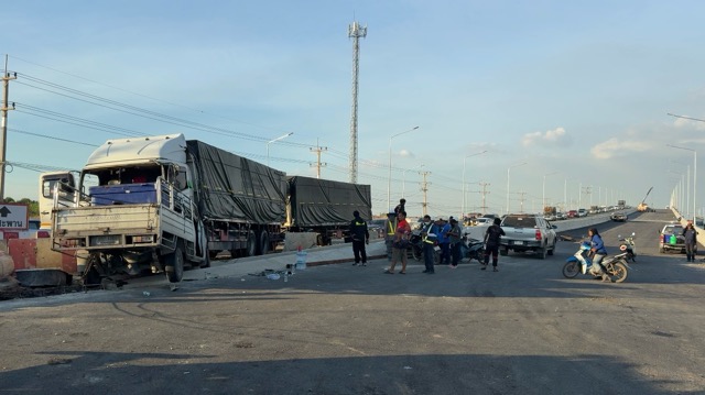 Truck Overturns in Ayutthaya, Driver Dies