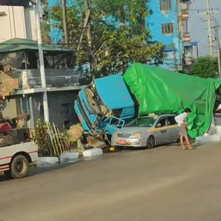ラングー市でアイス運搬車が事故、暫定政府軍のバンカーに衝突
