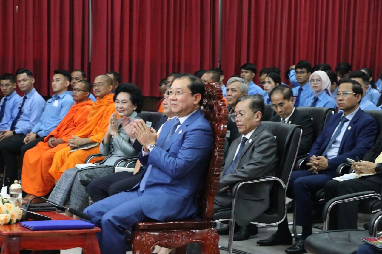 Cambodian Health Minister Lectures Future Civil Servants on Leadership