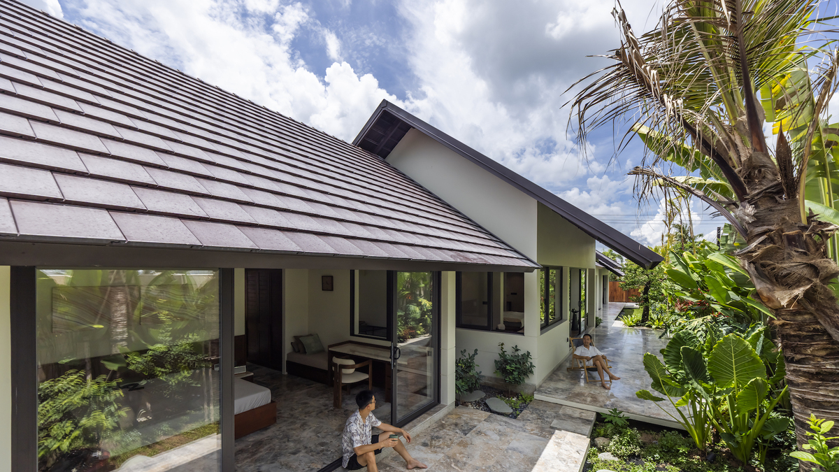 580 sqm Villa Inspired by Mekong Delta Houseboats Completed in Dong Thap
