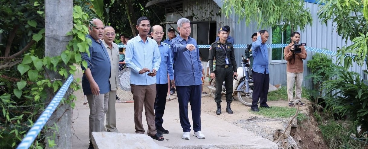 Kandal Province Governor Inspects Natural Disaster-Caused Concrete Road Collapse in Koh Thom District