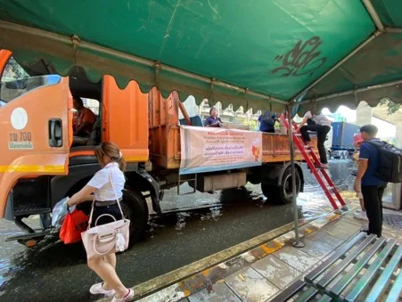 MEA Dispatches Pickups and Drinking Water to Aid Flood Victims in Lat Krabang-Luang Phaeng Area