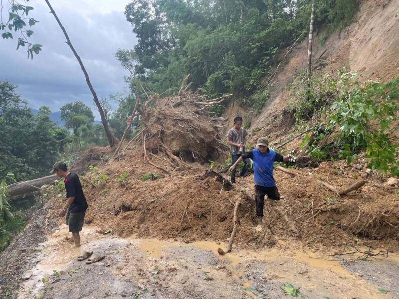 大雨により土砂の流れがMS 3004の航路を遮断し、多くの村でソップ・モエイへの出入りのルートが遮断され、数千人の人々に深刻な苦痛を与えている