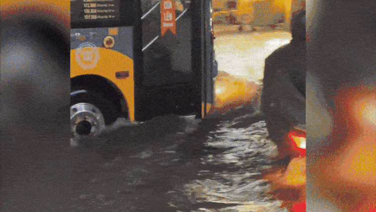 Ho Chi Minh City Flooded by Heavy Rains, Disrupting Daily Life